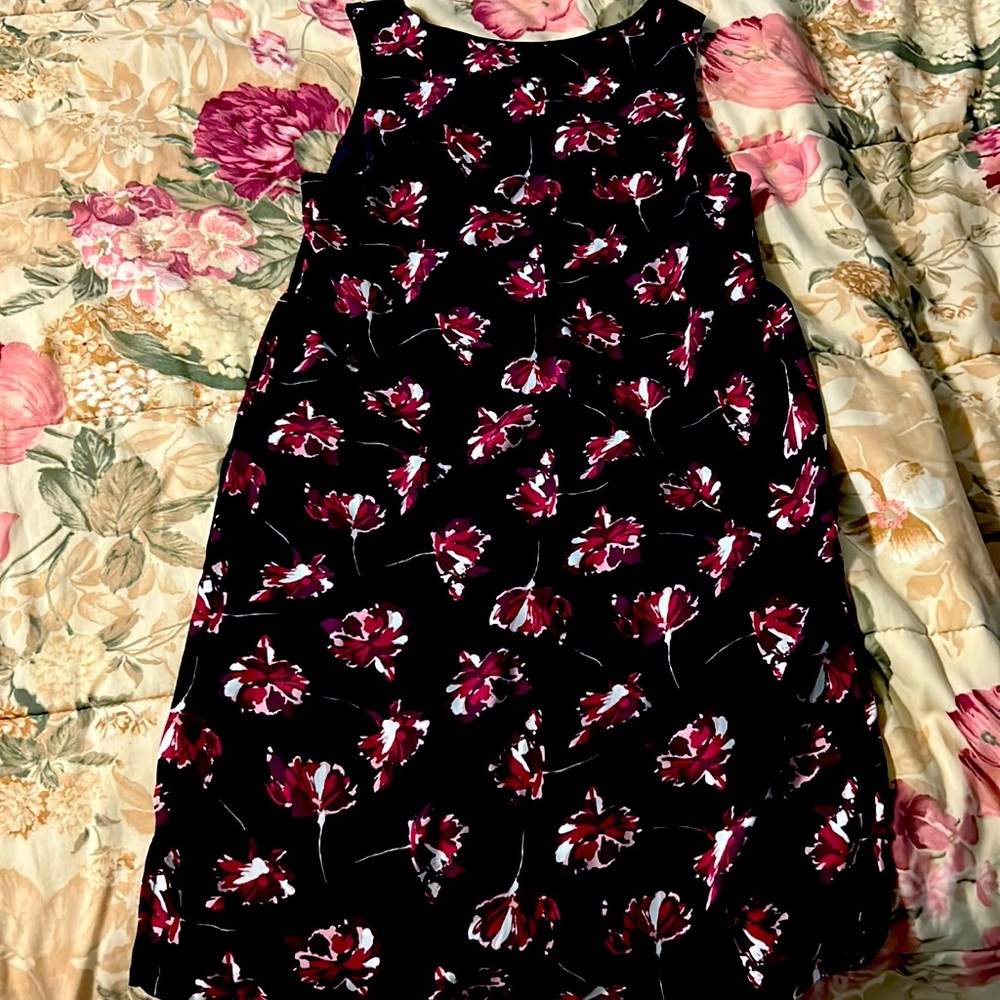 A sleeveless floral dress - size small